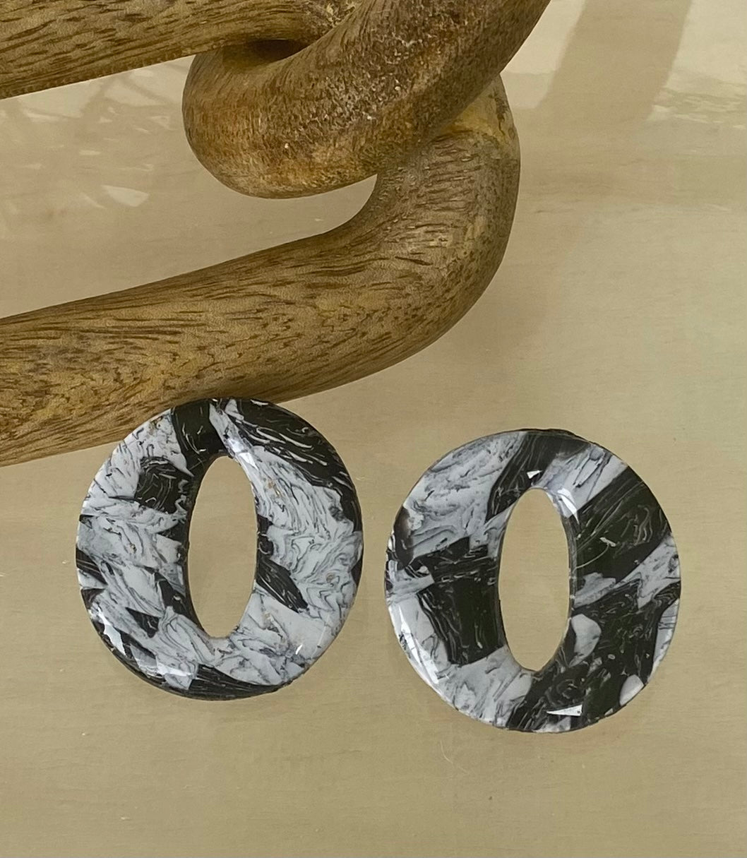 “O” Shaped Studs ((Black and White)